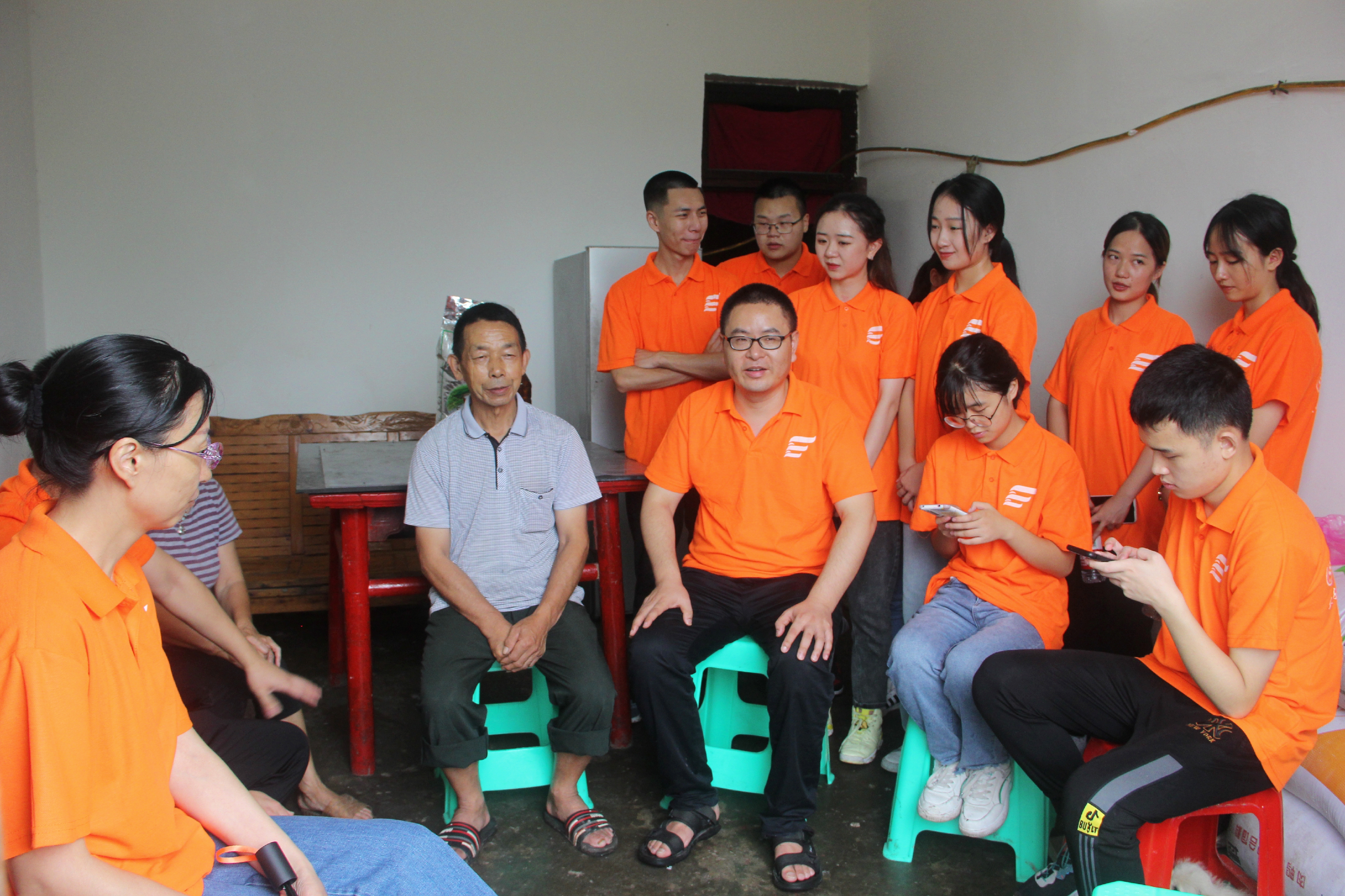 1625986465182010331.jpg 慰问老党员.jpg